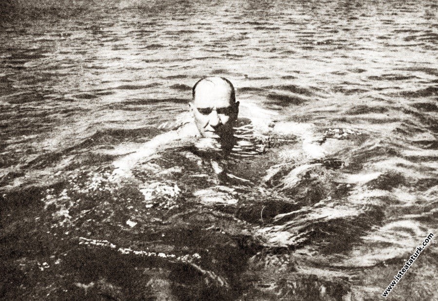Mustafa Kemal Atatürk Florya’da denizde yüzerken, ...