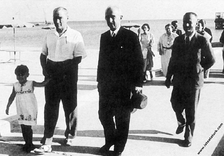 Mustafa Kemal Atatürk manevi kızı Ülkü ve İsmet İnönü ile birlikte, Florya İstanbul. (07.1935)
