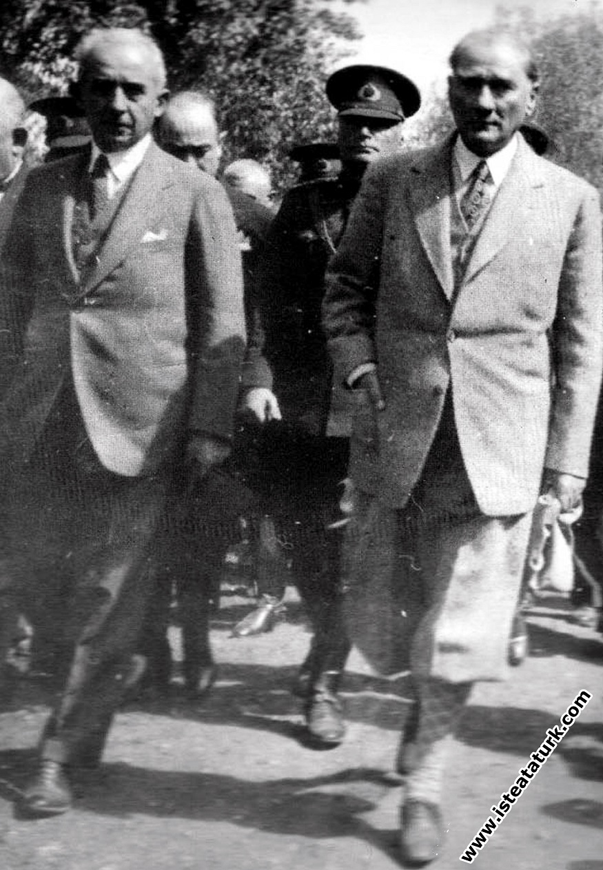 Mustafa Kemal Atatürk Bursa'da, İsmet İnönü ile bi...