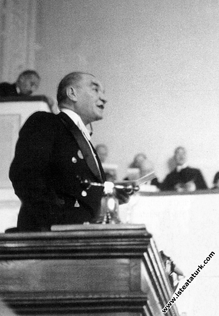 Mustafa Kemal Atatürk TBMM'nin açılış konuşmasını yaparken. (01.11.1934)