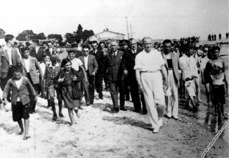 Mustafa Kemal Atatürk Florya'da halk ve çok sevdiğ...