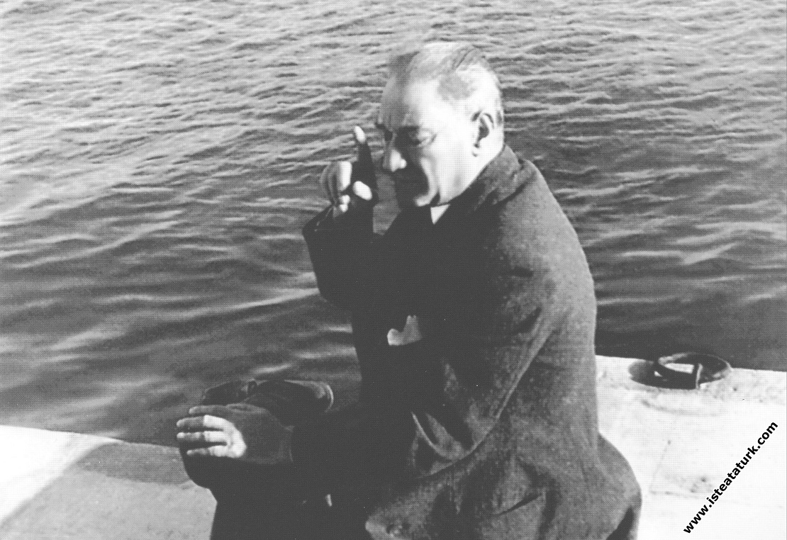 Mustafa Kemal Atatürk Dolmabahçe Rıhtımı'nda, İsta...