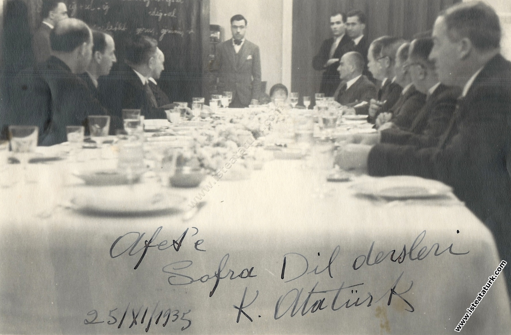 Çankaya Köşkü'nde sofra dil dersleri. (25.11.1935)...