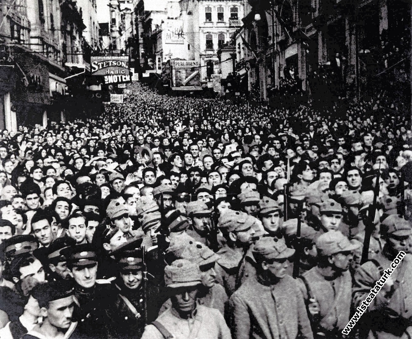 The people who fill the roads where the funeral of the Great Leader Atatürk will pass, Istanbul. (November 19, 1938)