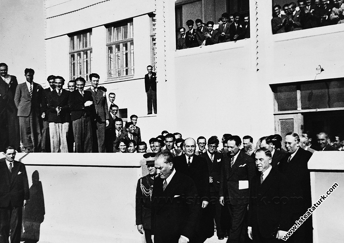 Mustafa Kemal Atatürk'ün Ankara Hukuk Fakültesi'ndeki imtihandan sonra ayrılışı. (29.06.1933)