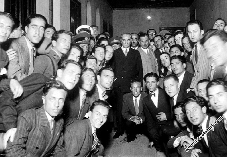 Mustafa Kemal Atatürk İstanbul Üniversitesi'nde öğrencilerle. (02.07.1933)