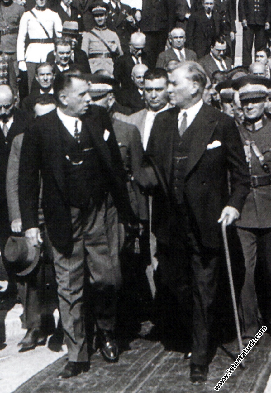 Mustafa Kemal Atatürk İstanbul'da Kazım Özalp ile ...