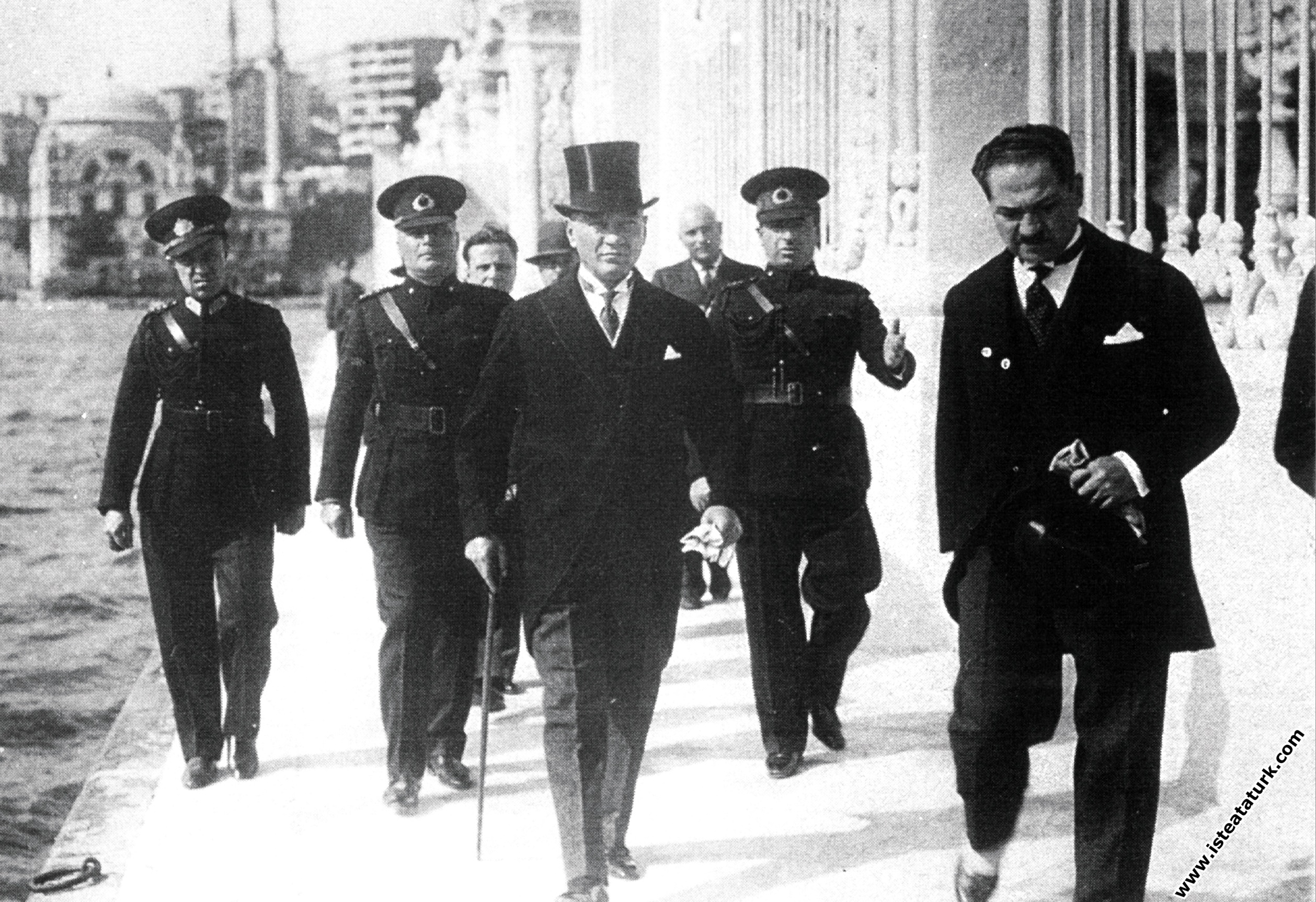 Mustafa Kemal Atatürk Yugoslav Kralı Alexandre'ı k...