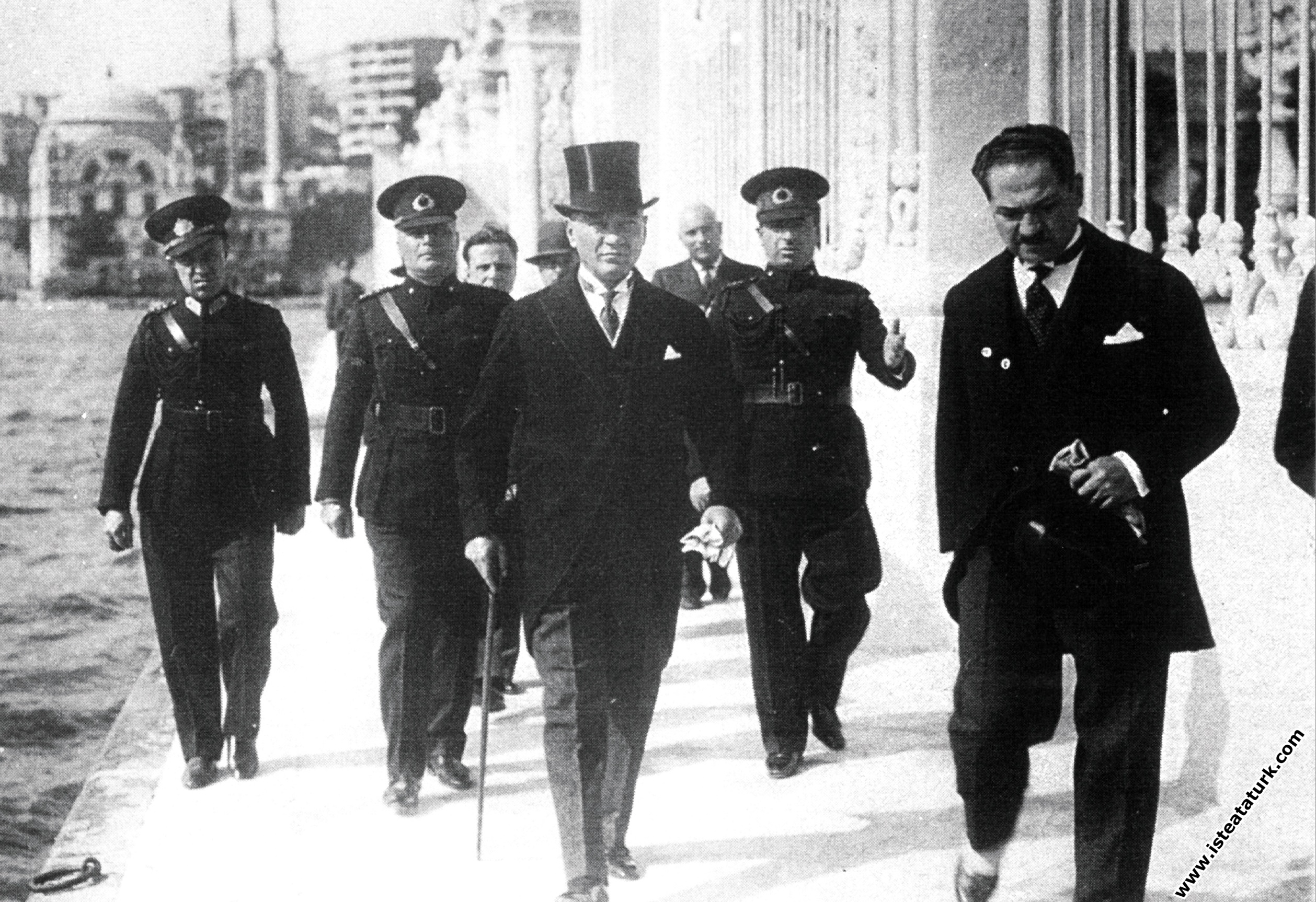 Mustafa Kemal Atatürk Yugoslav Kralı Alexandre'ı karşılamak için Dolmabahçe Rıhtımı'nda ilerliyor. (04.10.1933)