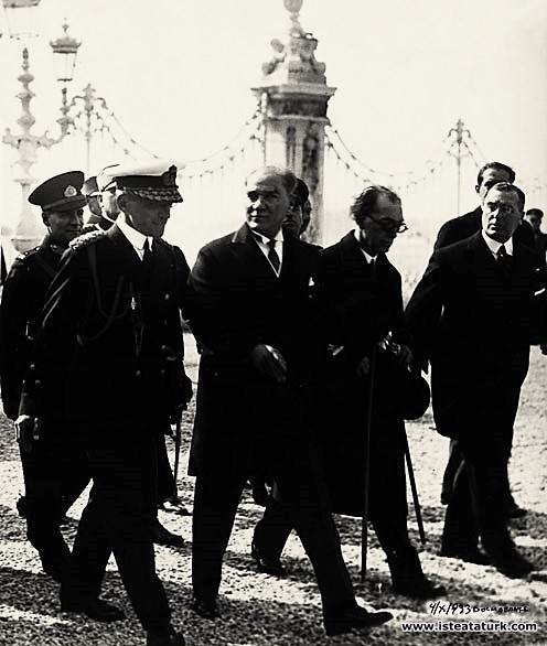 Mustafa Kemal Atatürk Yugoslav Kralı Alexandre ile birlikte Dolmabahçe Sarayı’nda. (04.10.1933)