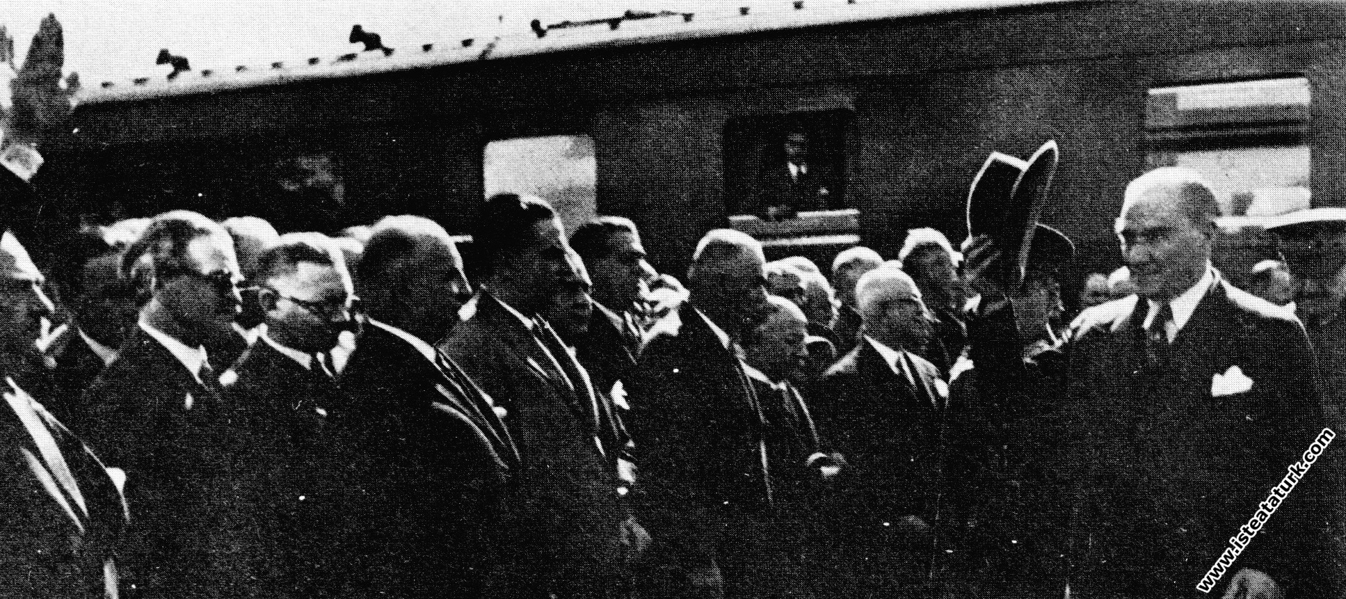 Mustafa Kemal Atatürk'ün Ankara'da karşılanışı. (1...