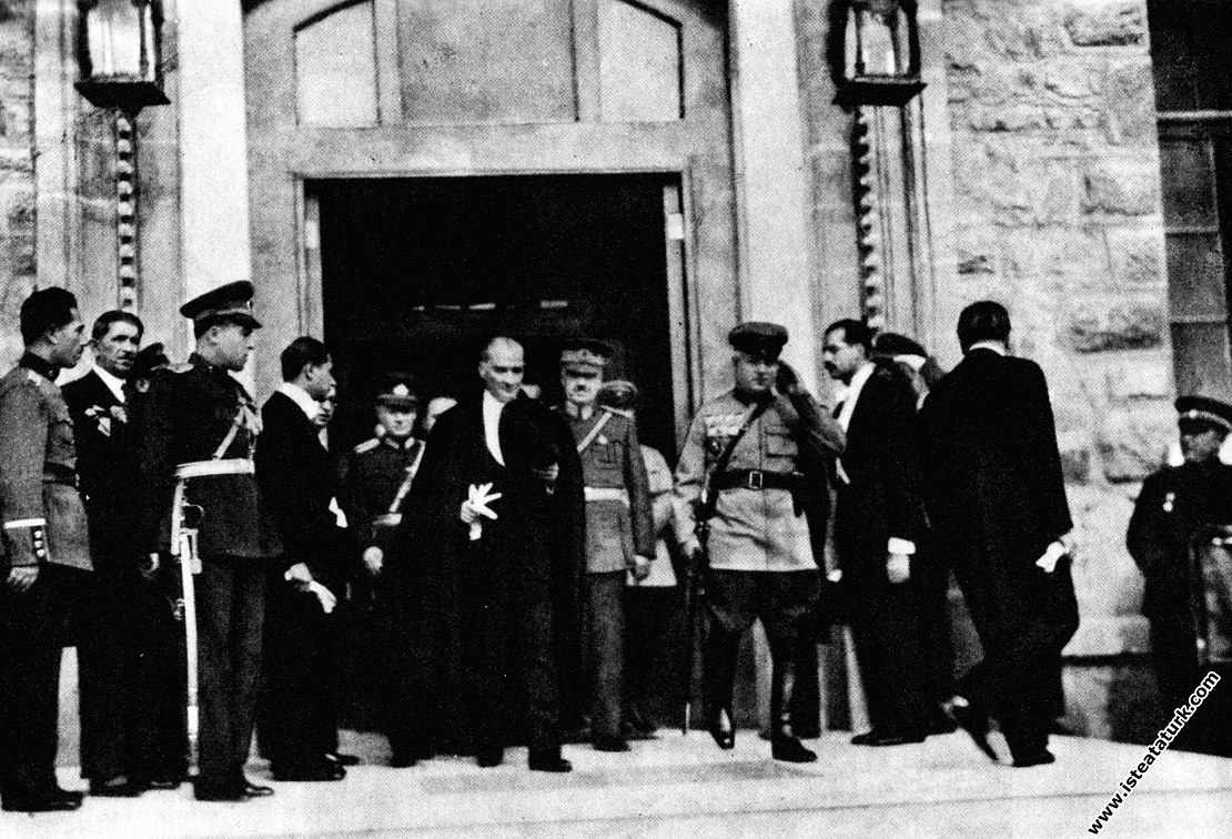 Mustafa Kemal Atatürk Cumhuriyet'in 10. Yıl Törenl...