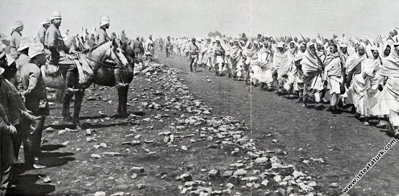 Kurmay Binbaşı Mustafa Kemal Derne'de yerli halkta...