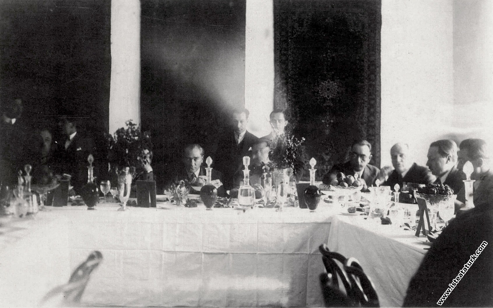 Mustafa Kemal Atatürk Isparta Orduevi'nde yemekte....