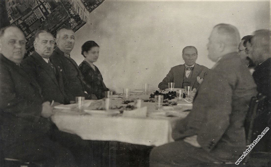 Mustafa Kemal Atatürk Antalya gezisinde,  yemek  m...