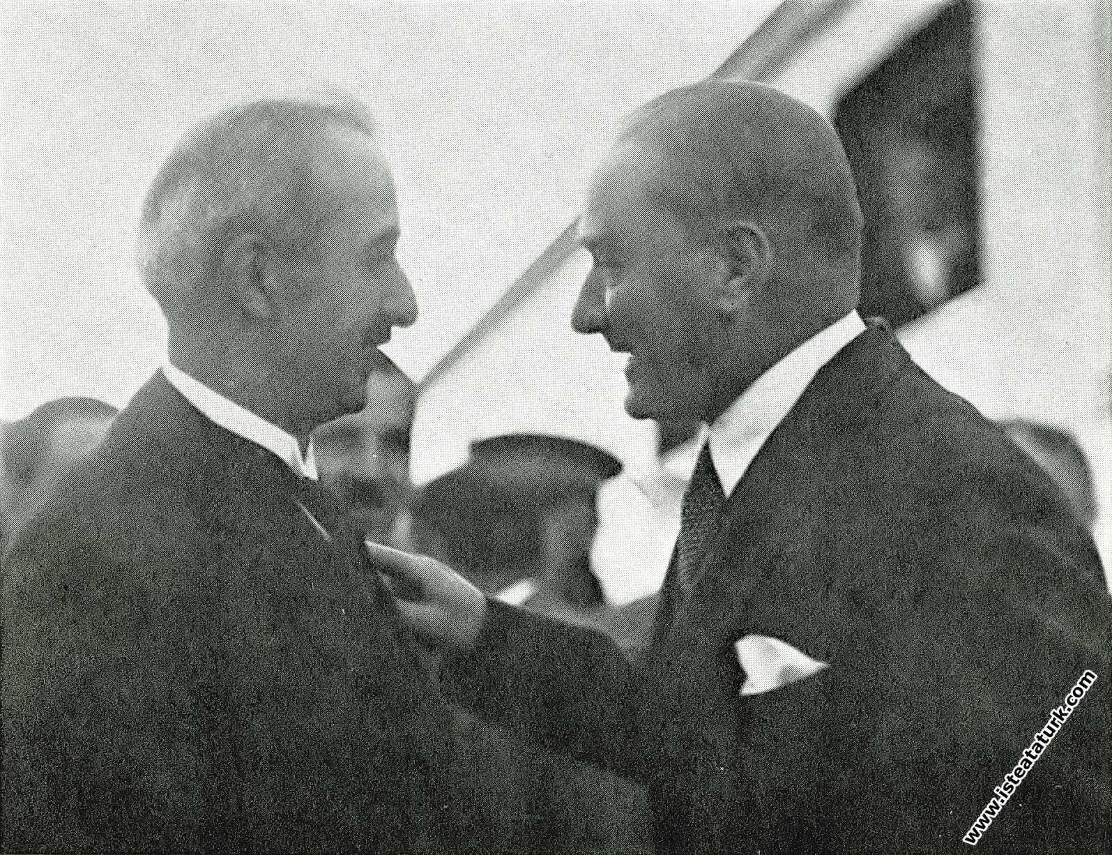 Mustafa Kemal Atatürk İstanbul'a giderken Başbakan İsmet Paşa ile. (09.06.1930)