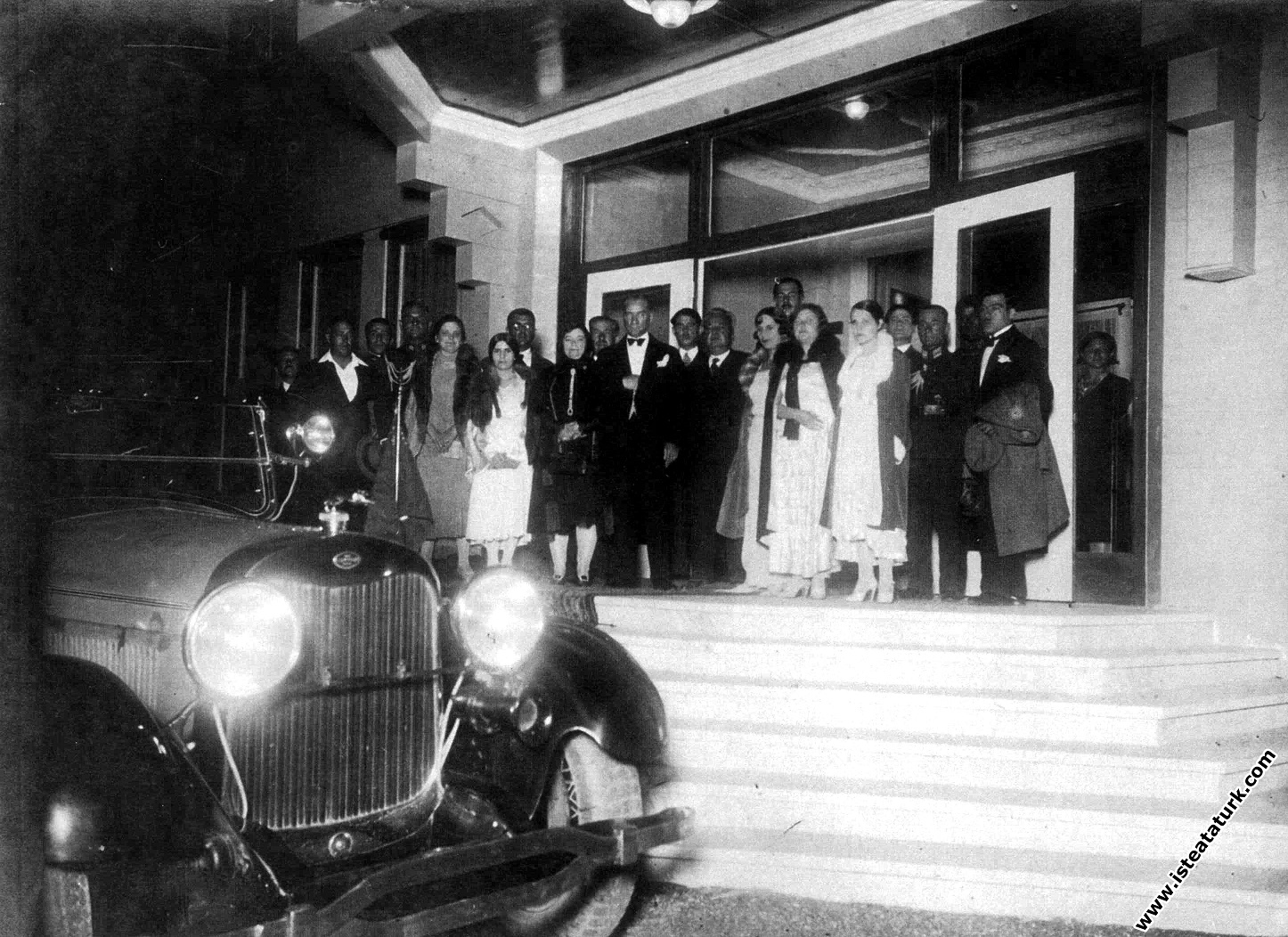 Mustafa Kemal Atatürk misafirleri ile birlikte, Yalova Termal Oteli'nin çıkışında. (17.07.1930)
