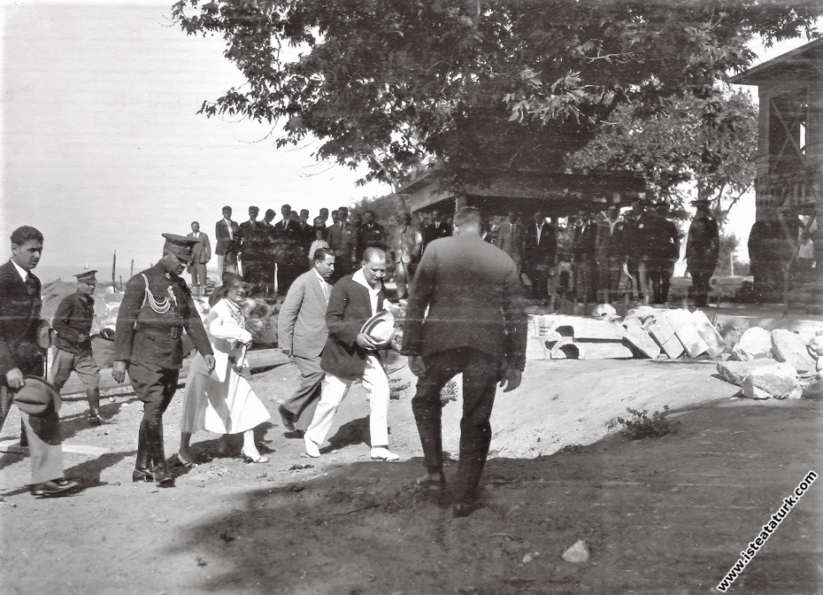 Mustafa Kemal Atatürk Yalova'da Millet Çiftliği’nde Yürüyen Köşk'ün inşaatına gelirken. (24.07.1930)