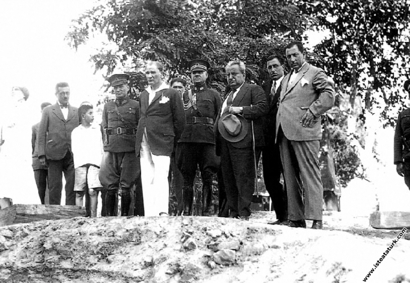 Mustafa Kemal Atatürk Yalova'da Millet Çiftliği’nde Yürüyen Köşk'ün inşaatında. (24.07.1930)