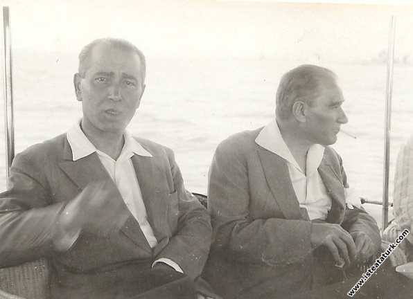 Mustafa Kemal Atatürk Yalova'da teknede. (19.08.19...