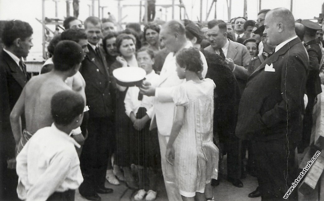 Mustafa Kemal Atatürk Florya'da, istanbul.  (1935)...