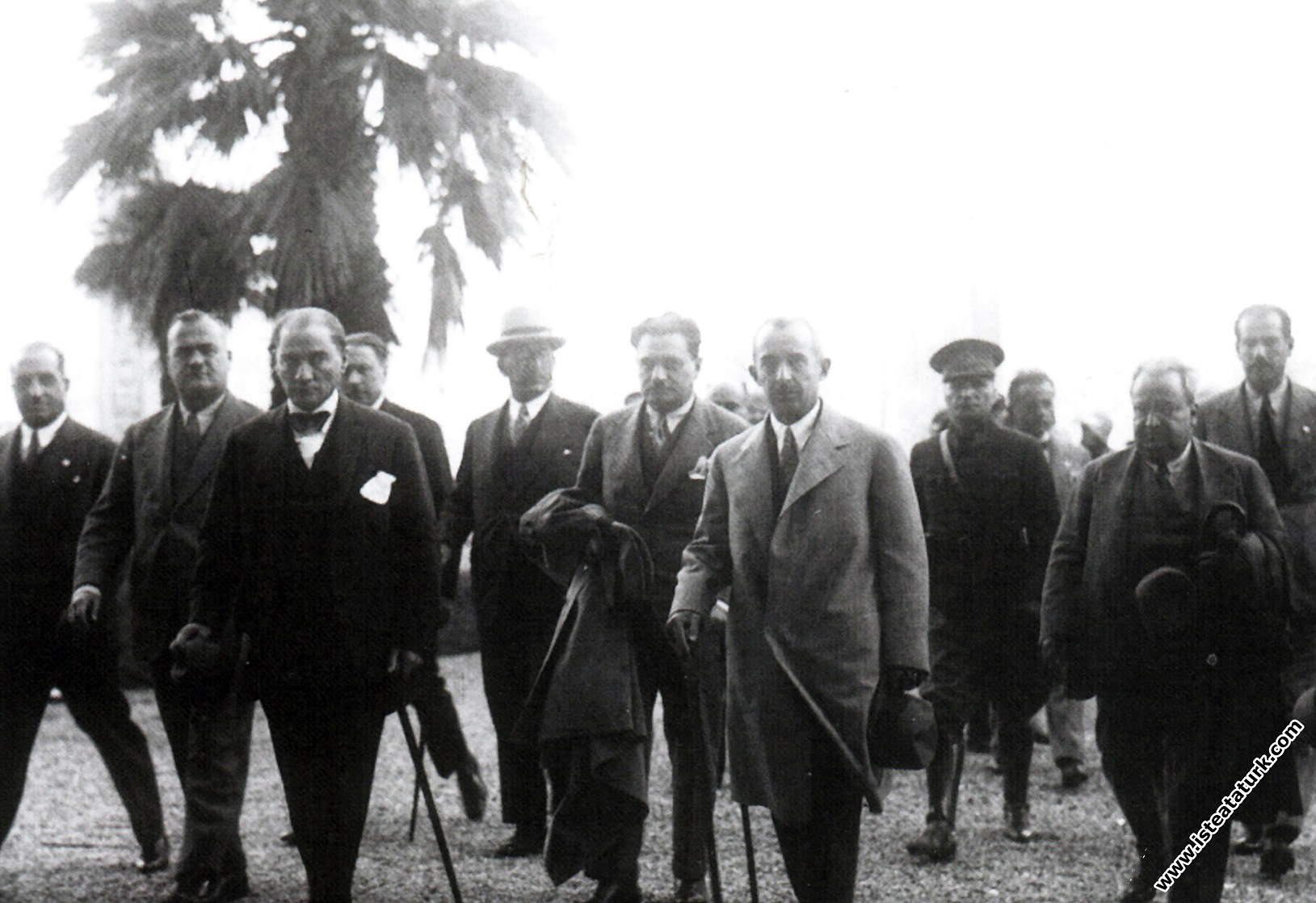 Mustafa Kemal Atatürk Dolmabahçe Sarayı'na girerken, İstanbul. (05.09.1930)