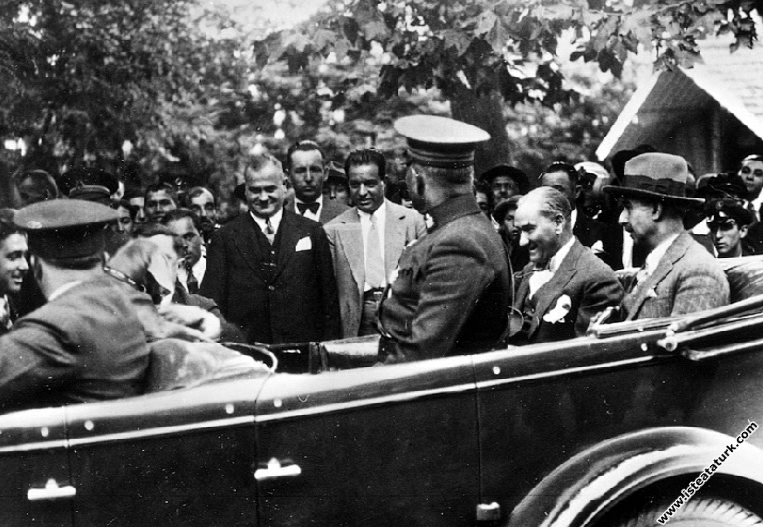Mustafa Kemal Atatürk İstanbul Gülhane Parkı'nda İsmet İnönü ile birlikte. (06.09.1930)