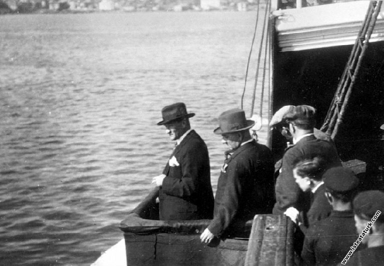 Mustafa Kemal Atatürk Sakarya Motoru'nda, İstanbul. (14.09.1930)