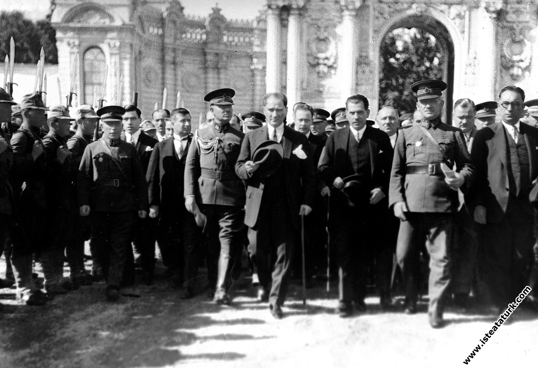 Mustafa Kemal Atatürk'ün Dolmabahçe Sarayı'nda karşılanması. (19.09.1930)