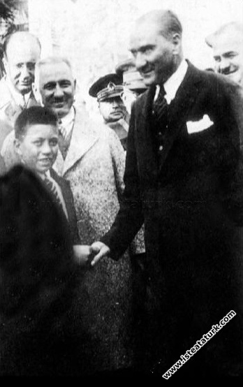 Mustafa Kemal Atatürk Yalova'da tanıyıp himayesine aldığı Sığırtmaç Mustafa ve öğretmeni ile birlikte Dolmabahçe Sarayı'nın önünde. (19.09.1930)