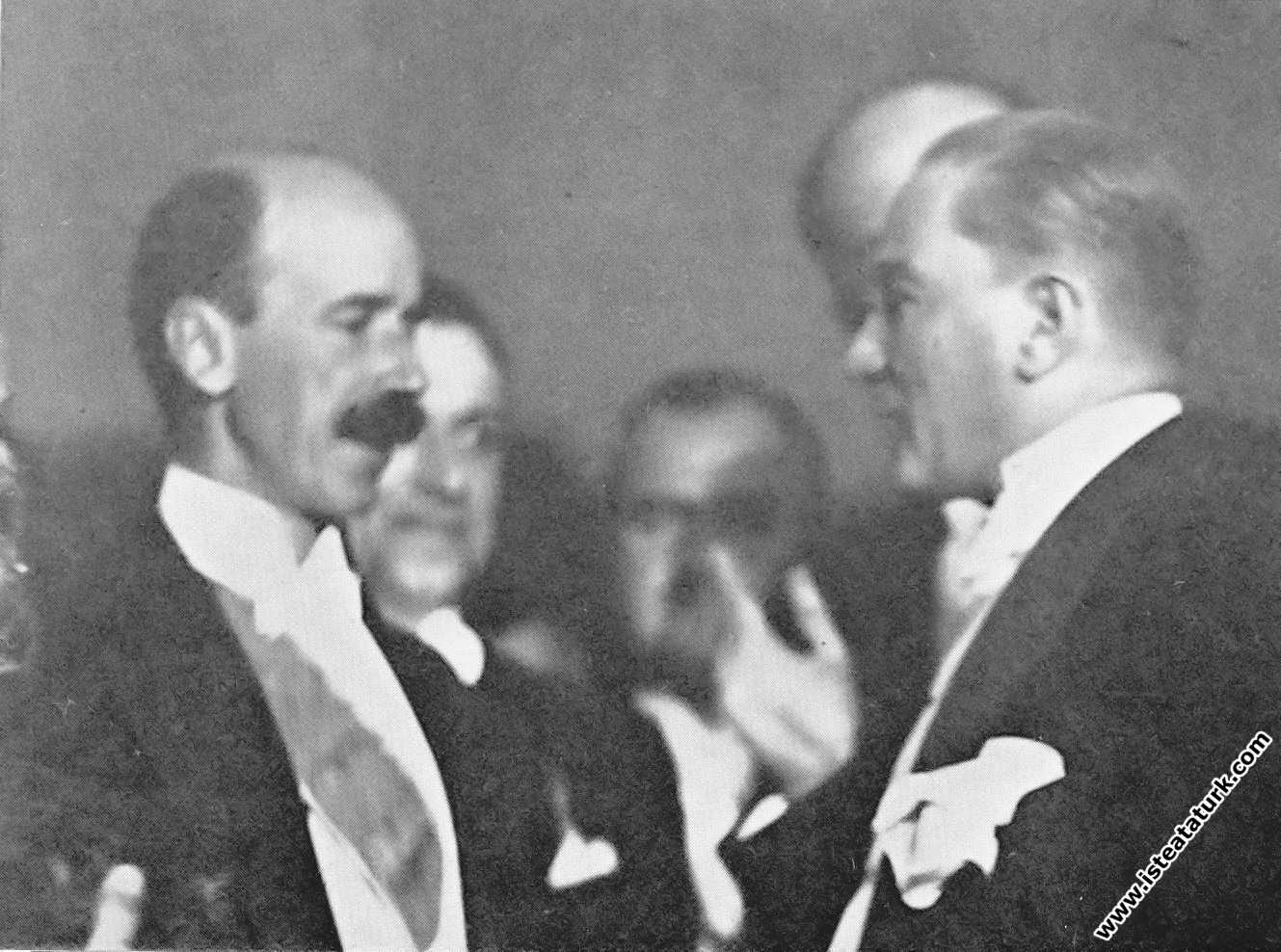 Mustafa Kemal Atatürk Cumhuriyet Balosunda Macaristan Başbakanı Kont Betlen ile. (29.10.1930)