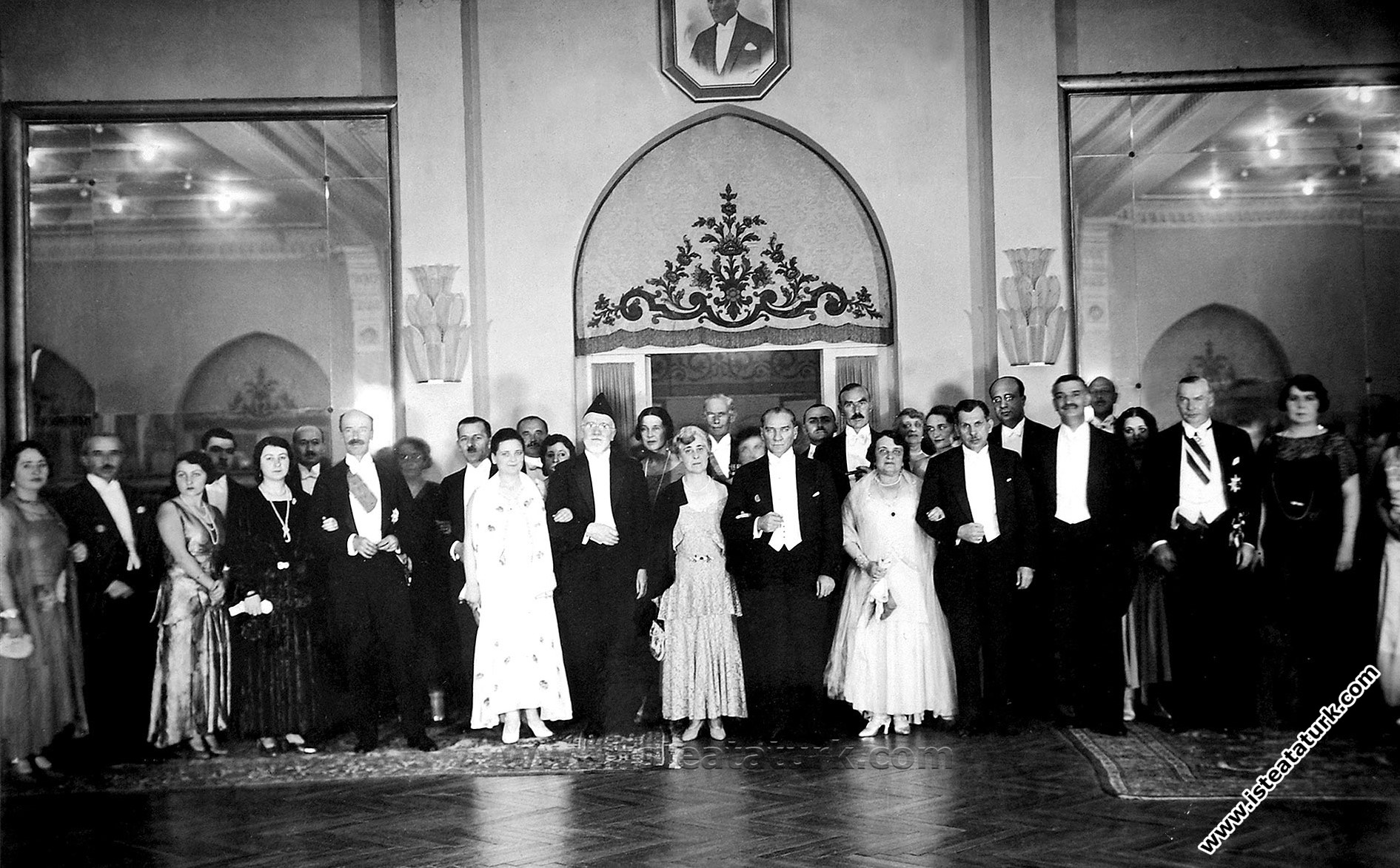 Mustafa Kemal Atatürk Cumhuriyet Bayramı Balosu'nda Yunanistan Başbakanı Venizelos'la ve Macaristan Başbakanı Kont Betlen birlikte. (29.10.1930)