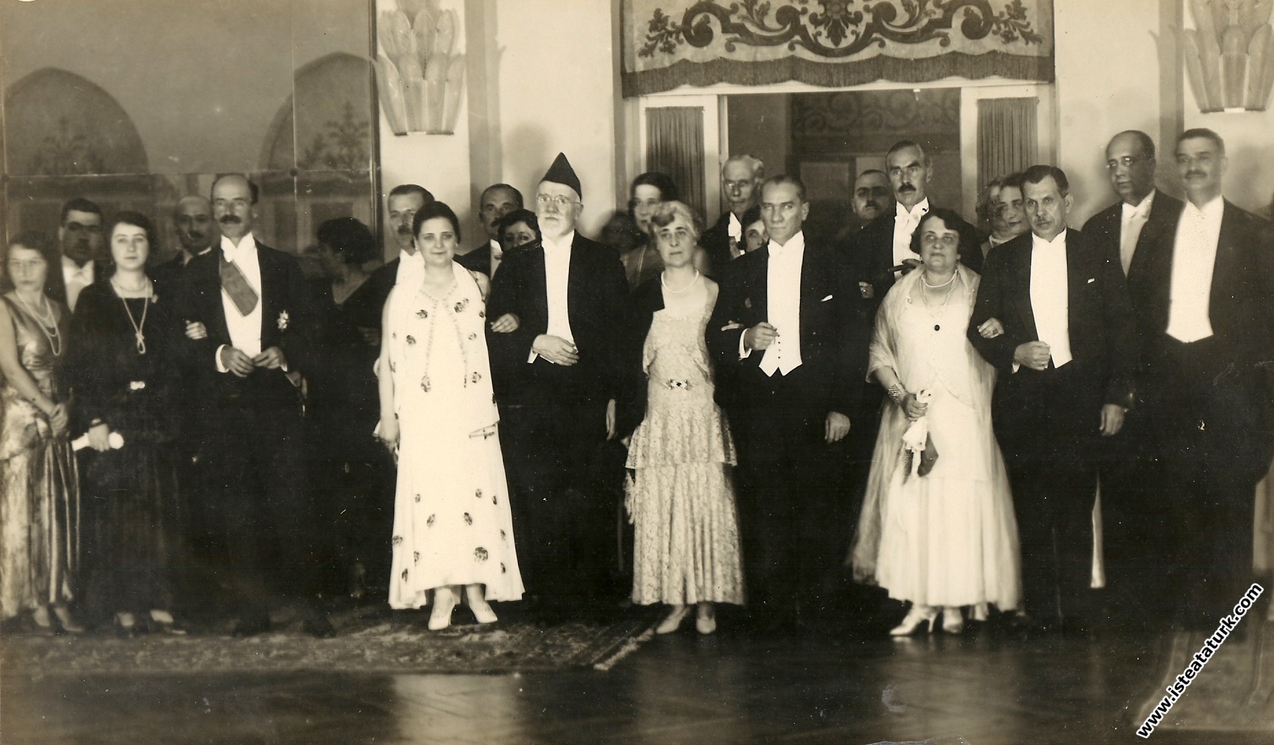 Mustafa Kemal Atatürk Cumhuriyet Bayramı Balosu'nda Yunanistan Başbakanı Venizelos'la ve Macaristan Başbakanı Kont Betlen birlikte. (29.10.1930)