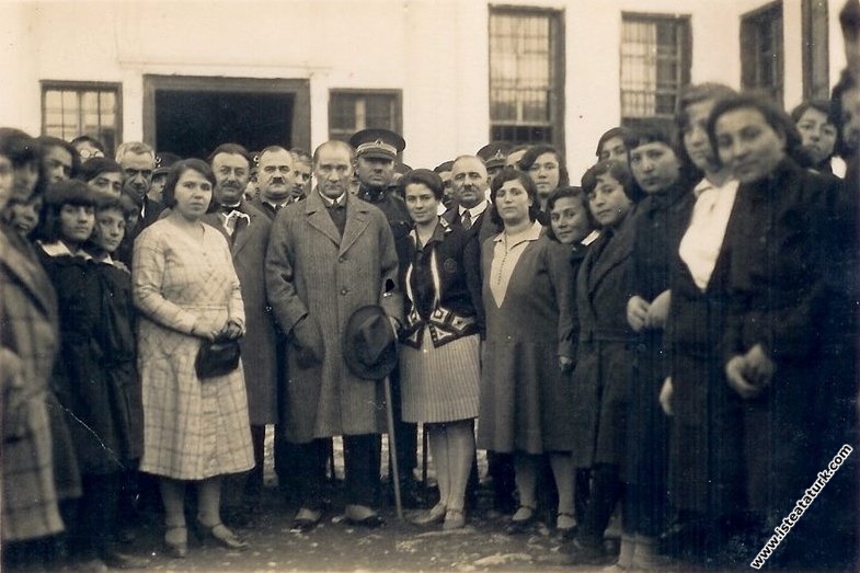 Mustafa Kemal Atatürk Sivas Kız Lisesi'nden çıkark...