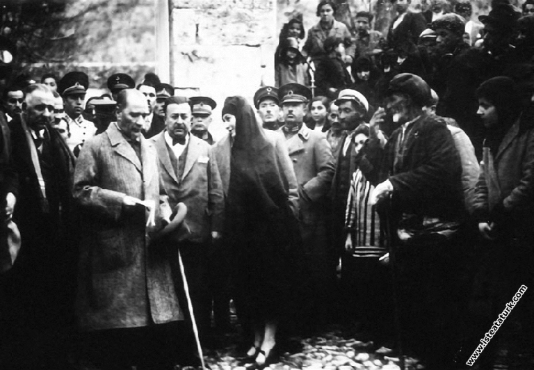 Mustafa Kemal Atatürk Amasya'da halkın ve bir kadı...