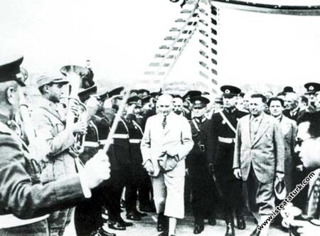 Mustafa Kemal Atatürk'ün Trabzon'a gelişinde tören...