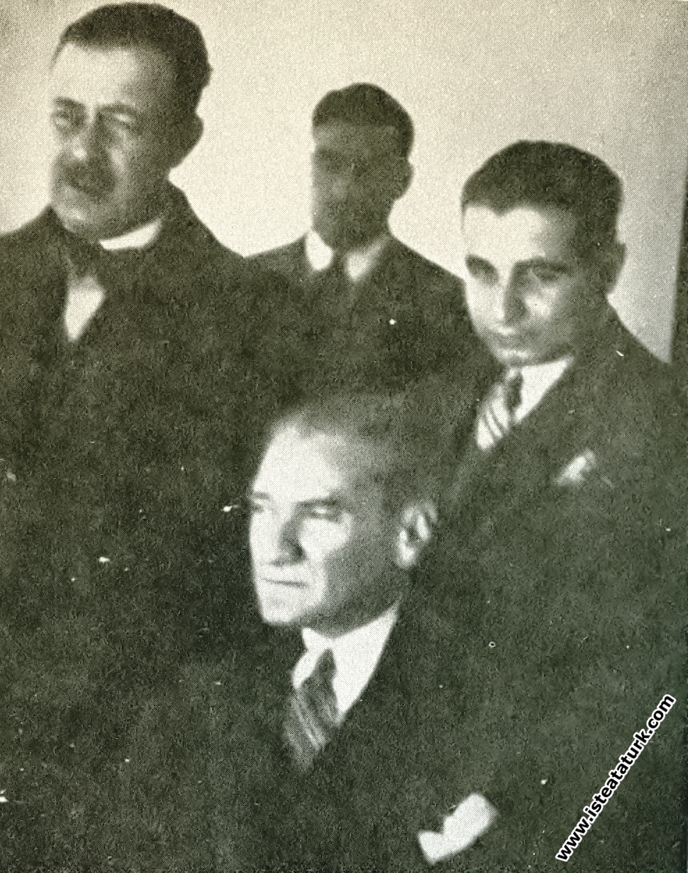 Mustafa Kemal Atatürk yanındakilerle birlikte Ege ...