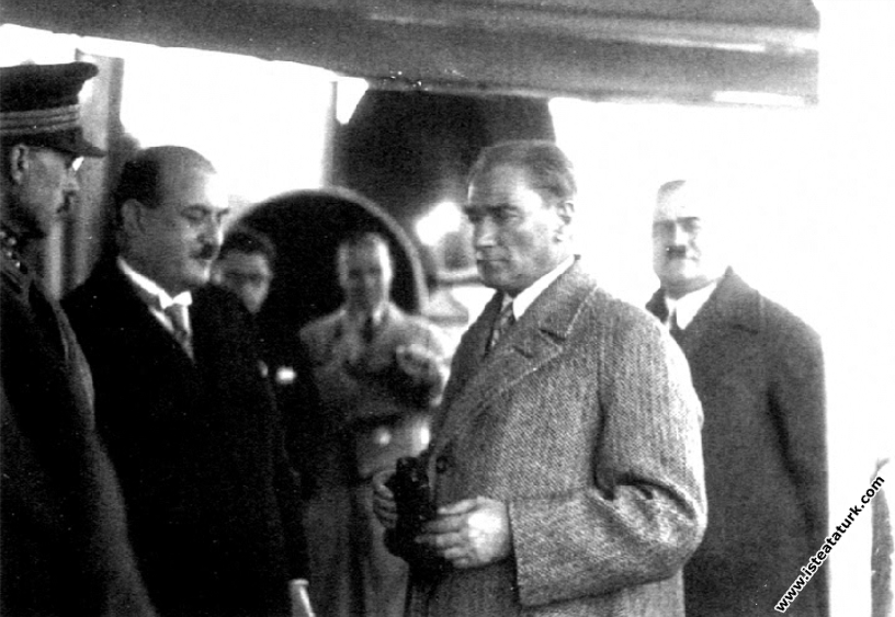 Mustafa Kemal Atatürk, Marmara Vapuru'nda. (08.12....