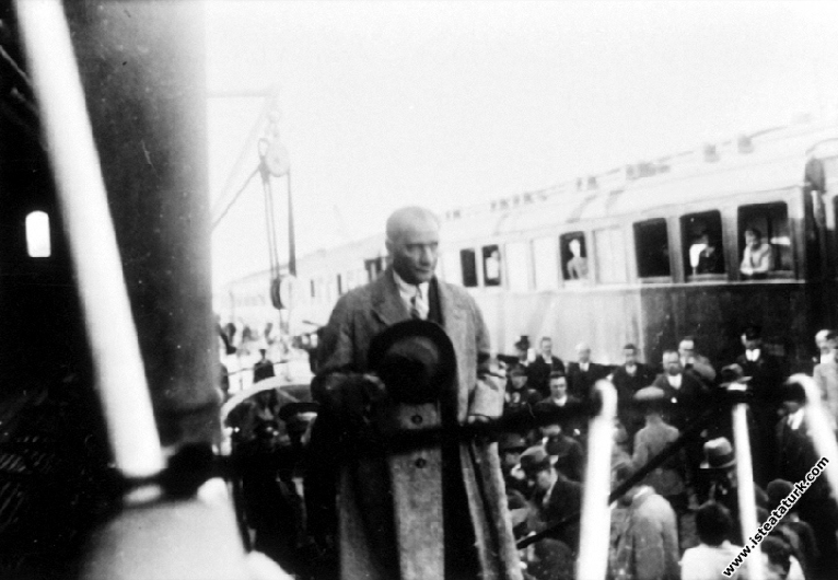 Mustafa Kemal Atatürk'ün İstanbul'a gelişi. (8 Ara...