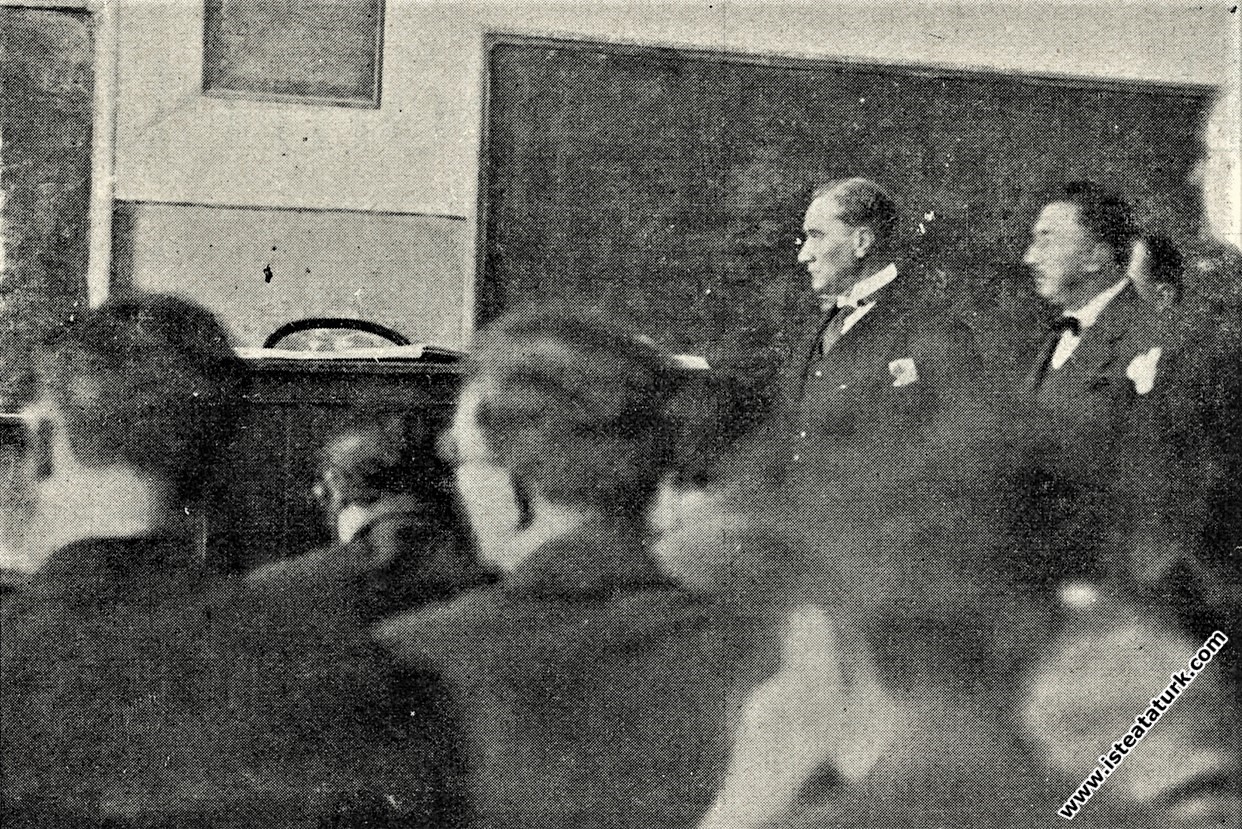 Mustafa Kemal Atatürk İstanbul Galatasaray Lisesi'nde bir derste. (02.12.1930)