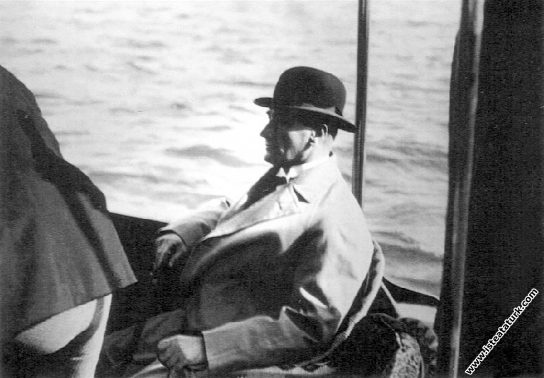 Mustafa Kemal Atatürk Kadıköy Vapuru ile Yalova yo...