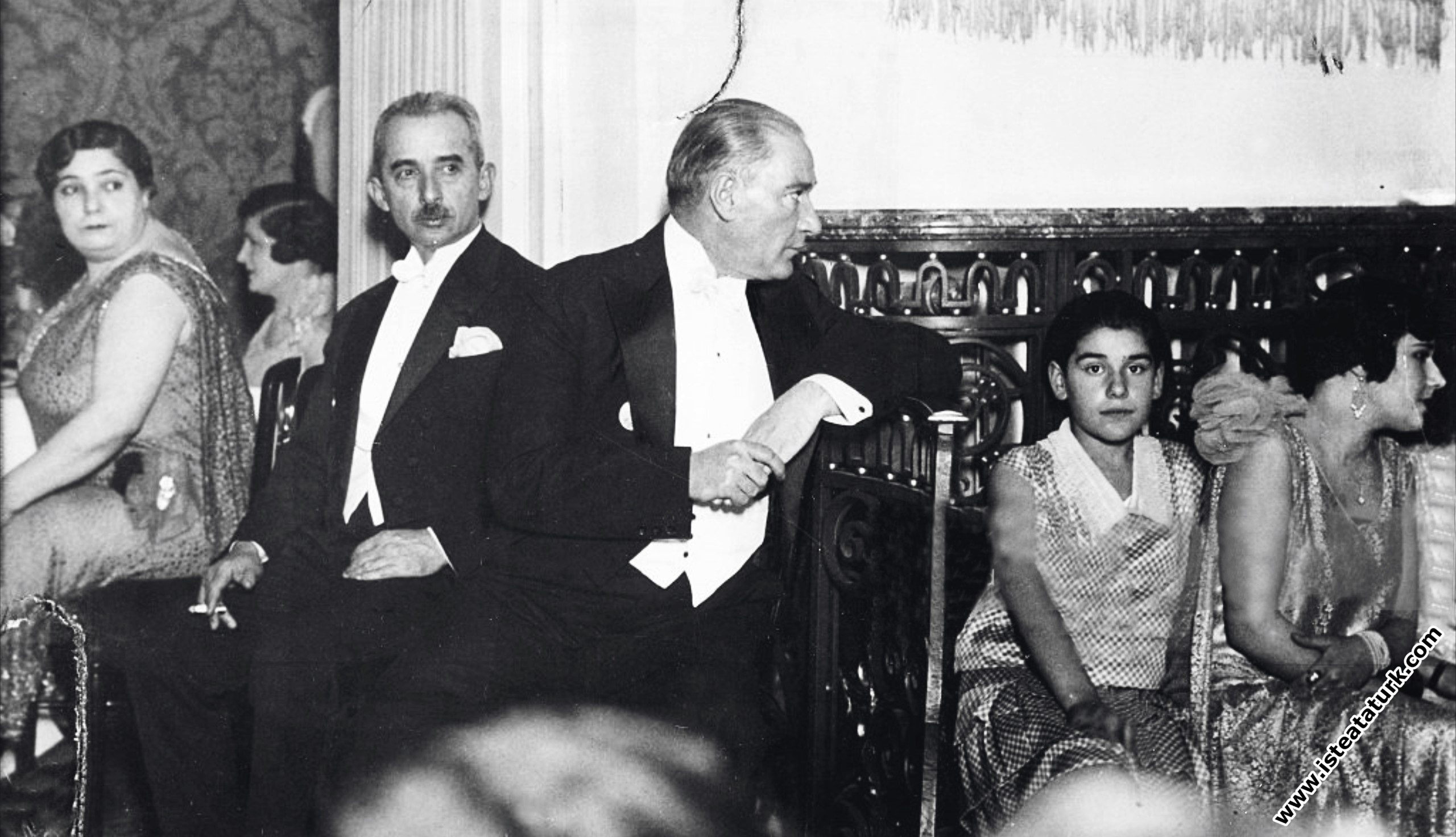 Mustafa Kemal Atatürk Manevi Kızı Nebile'nin evlenmesi nedeniyle Ankara Palas’ta yapılan baloyu şereflendirmiştir. (17.01.1929)