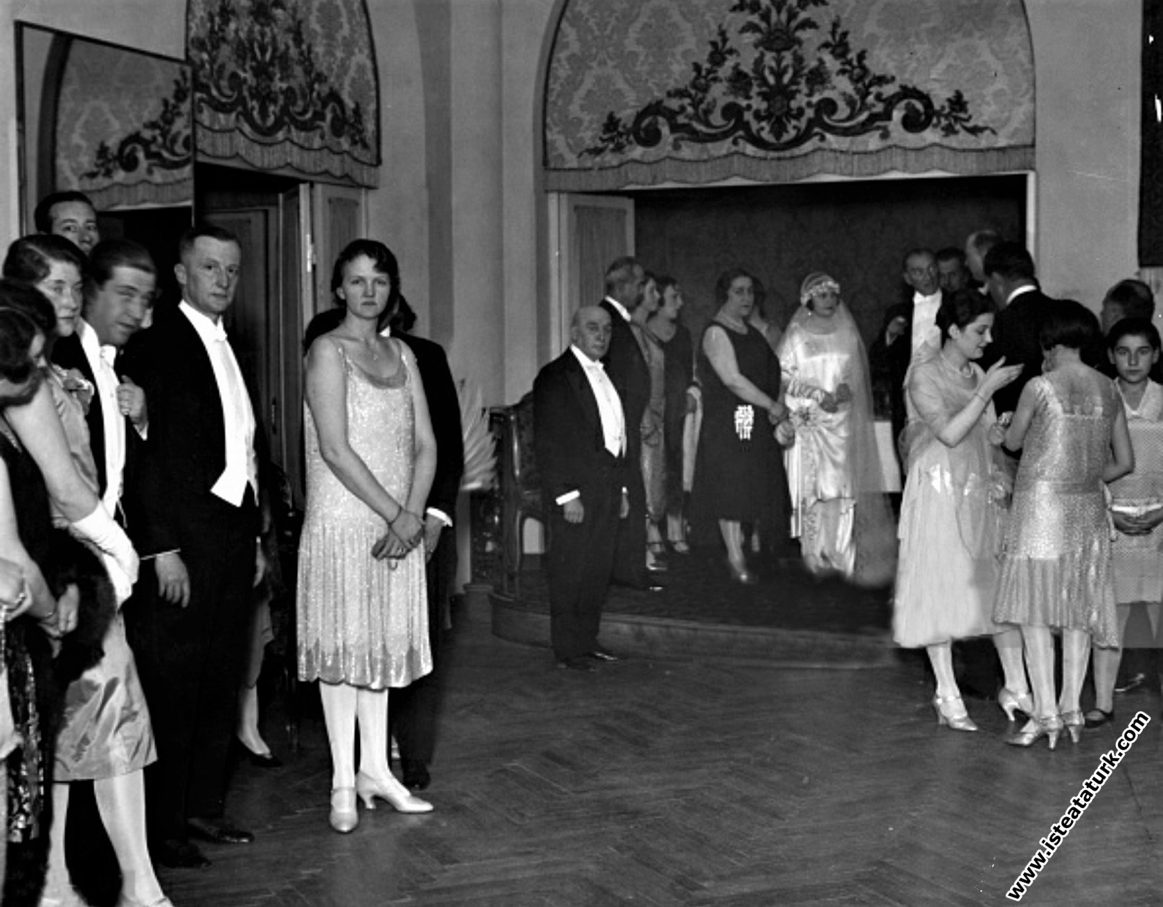 Mustafa Kemal Atatürk Manevi Kızı Nebile'nin evlenmesi nedeniyle Ankara Palas’ta yapılan baloyu şereflendirmiştir. (17.01.1929)