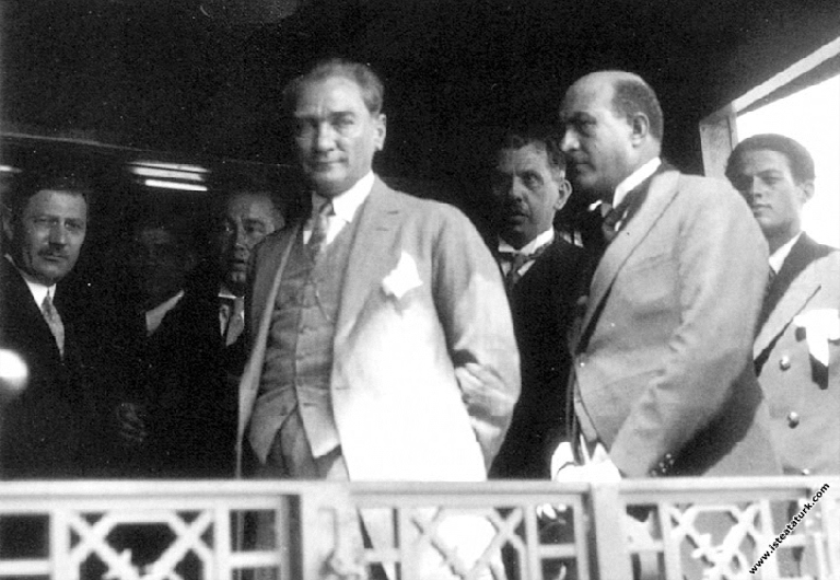 Mustafa Kemal Atatürk Ankara’dan İstanbul’a giderk...