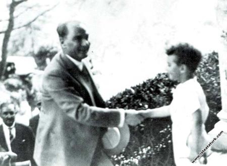 Mustafa Kemal Atatürk'ün İstanbul'da bir çocuk tar...