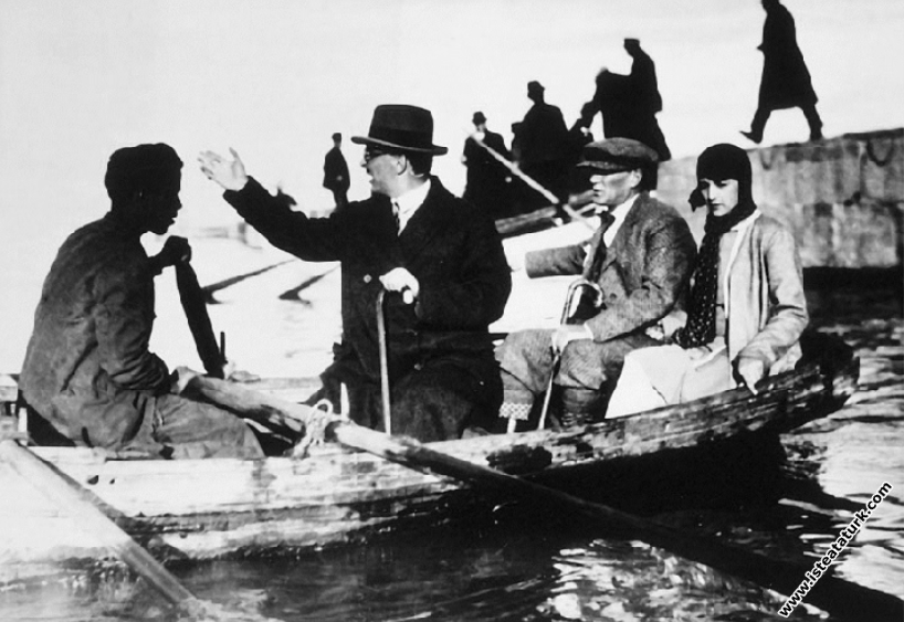 Mustafa Kemal Atatürk'ün Yalova, Samanlı Deresi'nde kayıkla karşıya geçişi. (03.09.1929)