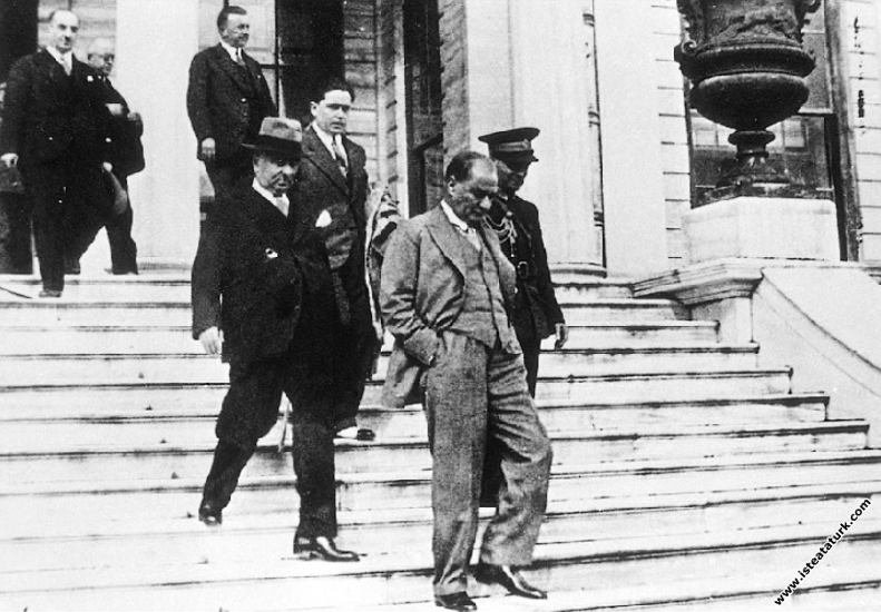 Mustafa Kemal Atatürk Dolmabahçe Sarayı’nda merdiv...