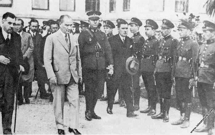 Mustafa Kemal Atatürk Dolmabahçe Sarayı'ndan çıkar...