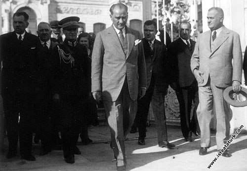 Mustafa Kemal Atatürk Dolmabahçe Sarayı'ndan çıkar...