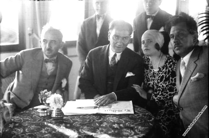 Mustafa Kemal Atatürk, TBMM Başkanı Kazım Özalp il...